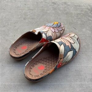 UIN Women's Artistic Floral Slippers - Brown and Cream